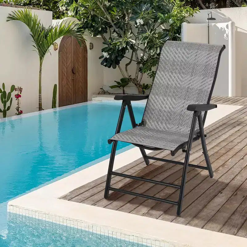 2er-Set klappbare Gartenstühle aus Rattan, tragbare Klappstühle aus Rattan mit verstellbarer hoher Rückenlehne und verbreiterten Armlehnen, Outdoor-Geflechtmöbelset