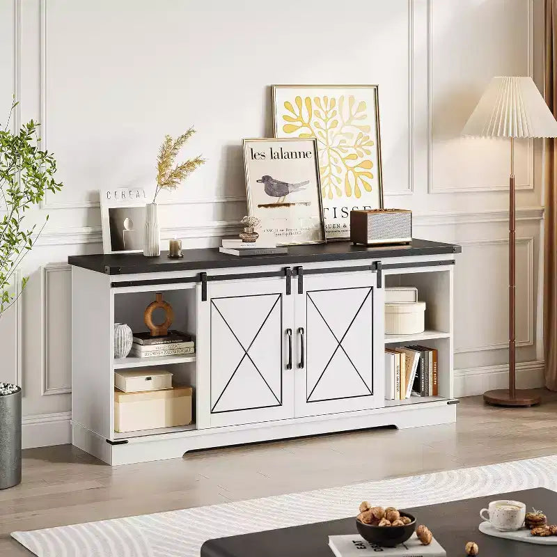 TV-Ständer im Landhausstil für Fernseher bis 65 Zoll, Entertainment-Center mit Schiebetüren im Scheunentor-Stil, verstellbarem Regal und Stauschrank für Wohnzimmer oder Schlafzimmer