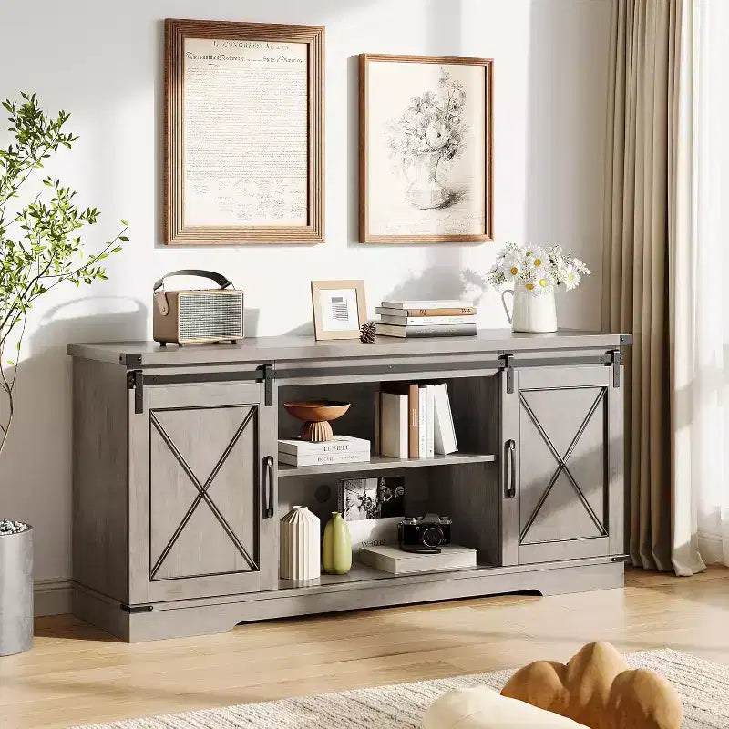 TV-Ständer im Landhausstil für Fernseher bis 65 Zoll, Entertainment-Center mit Schiebetüren im Scheunentor-Stil, verstellbarem Regal und Stauschrank für Wohnzimmer oder Schlafzimmer