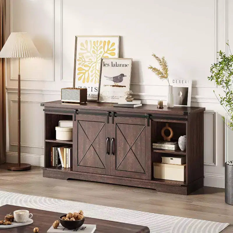 TV-Ständer im Landhausstil für Fernseher bis 65 Zoll, Entertainment-Center mit Schiebetüren im Scheunentor-Stil, verstellbarem Regal und Stauschrank für Wohnzimmer oder Schlafzimmer