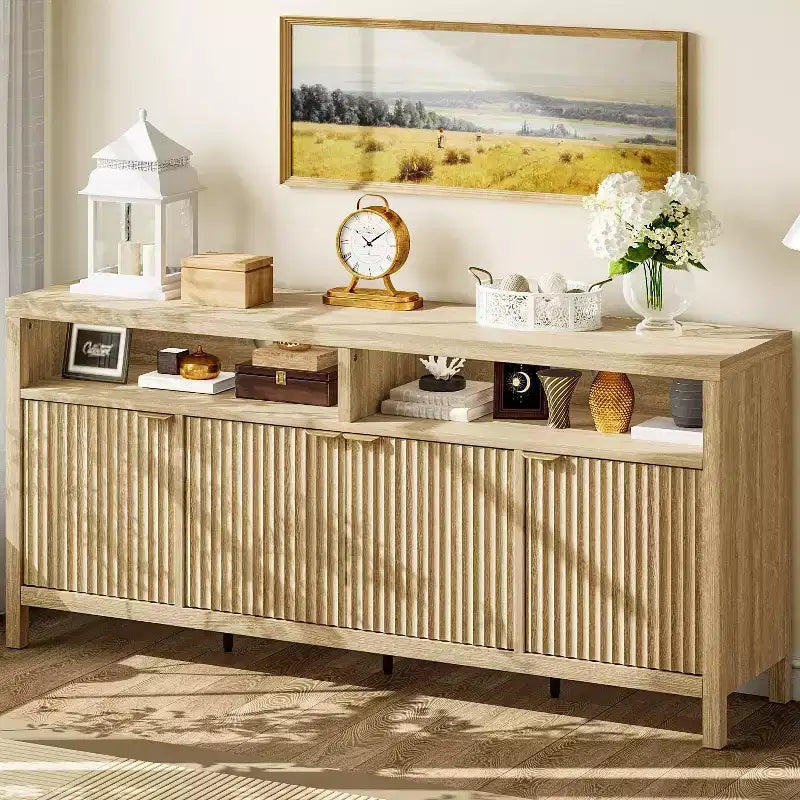 Armario de almacenamiento acanalado de acabado natural, aparador de 65in de ancho con estantes ajustables y tiradores dorados, mueble decorativo para bar de café en la cocina