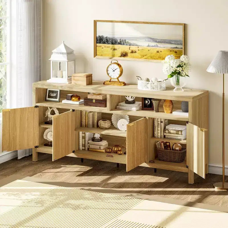 Armario de almacenamiento acanalado de acabado natural, aparador de 65in de ancho con estantes ajustables y tiradores dorados, mueble decorativo para bar de café en la cocina