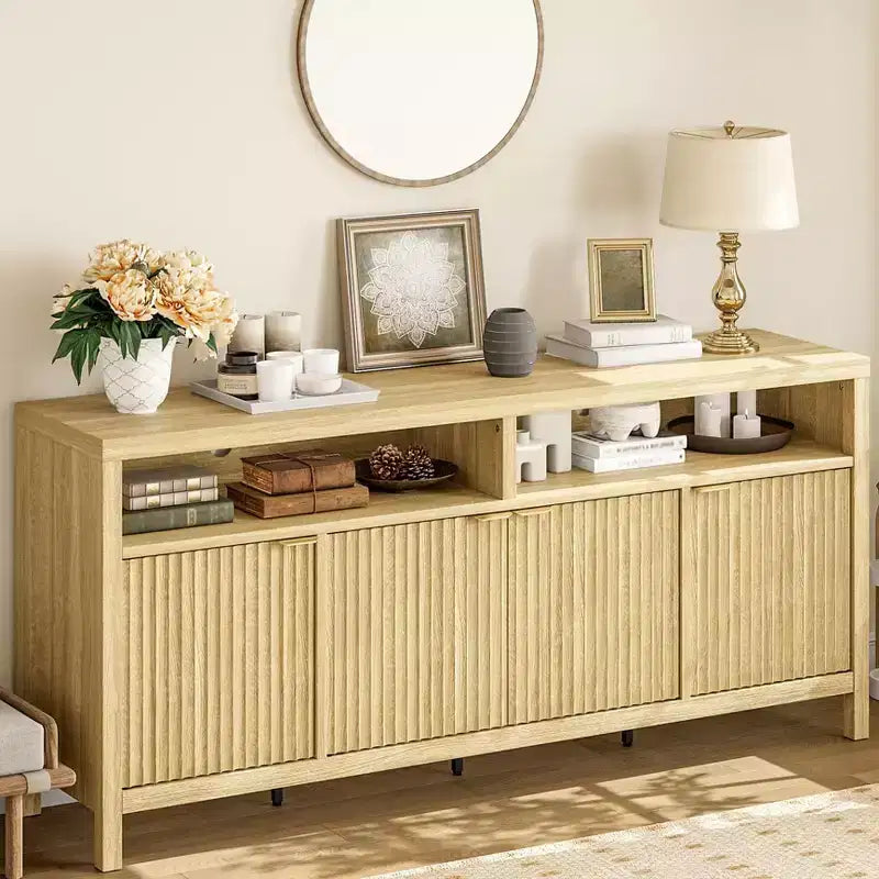 Geriffelter Aufbewahrungsschrank in Naturholzoptik, 65in breiter Sideboard-Buffetschrank mit verstellbaren Regalen und goldfarbenen Griffen, dekorativer Kaffeebar-Schrank für die Küche