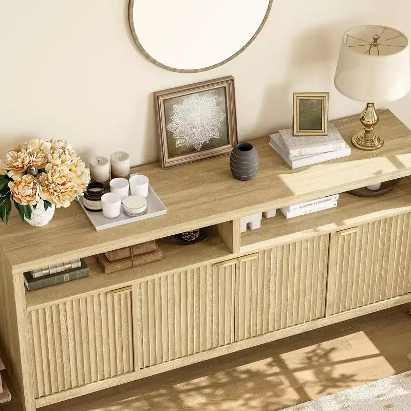 Geriffelter Aufbewahrungsschrank in Naturholzoptik, 65in breiter Sideboard-Buffetschrank mit verstellbaren Regalen und goldfarbenen Griffen, dekorativer Kaffeebar-Schrank für die Küche