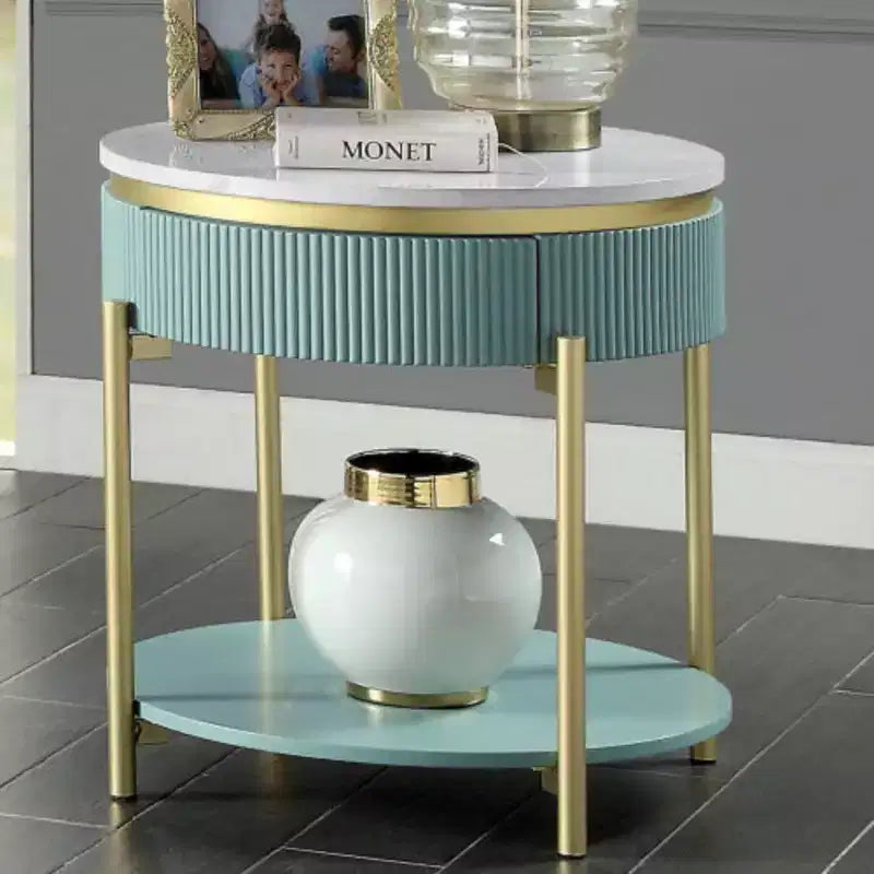 Table d’appoint ronde, bleu sarcelle clair avec plateau en faux marbre blanc, piètement en acier or mat, panneaux cannelés incurvés, tiroir de rangement dissimulé et étagère inférieure ouverte
