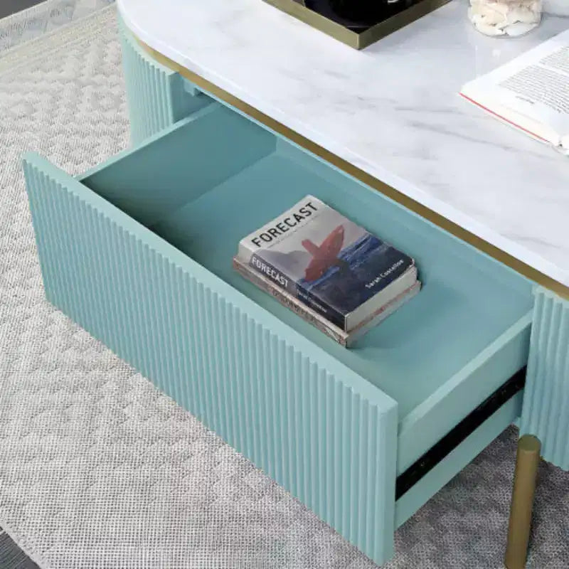 Table d’appoint ronde, bleu sarcelle clair avec plateau en faux marbre blanc, piètement en acier or mat, panneaux cannelés incurvés, tiroir de rangement dissimulé et étagère inférieure ouverte