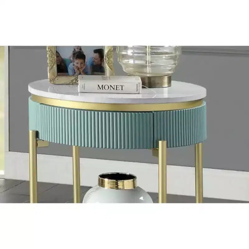 Table d’appoint ronde, bleu sarcelle clair avec plateau en faux marbre blanc, piètement en acier or mat, panneaux cannelés incurvés, tiroir de rangement dissimulé et étagère inférieure ouverte