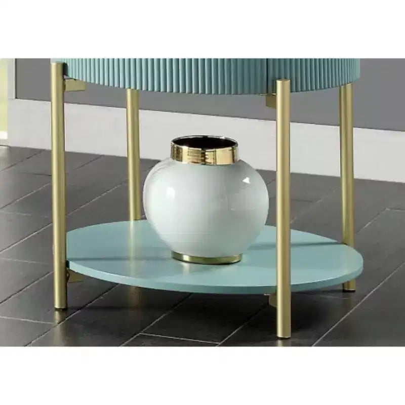 Table d’appoint ronde, bleu sarcelle clair avec plateau en faux marbre blanc, piètement en acier or mat, panneaux cannelés incurvés, tiroir de rangement dissimulé et étagère inférieure ouverte