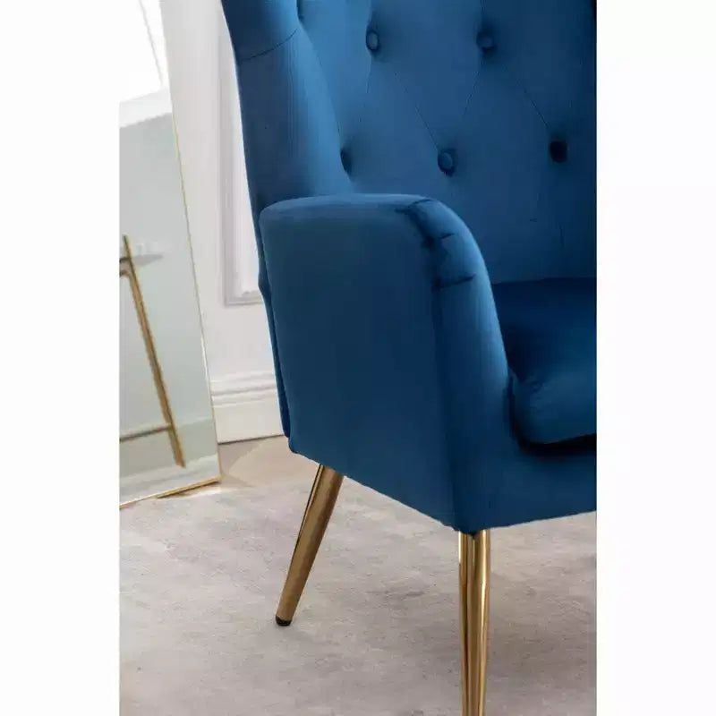 Akzentstuhl mit Samtbezug, Knopfheftung und Ohrensessellehne, Blau